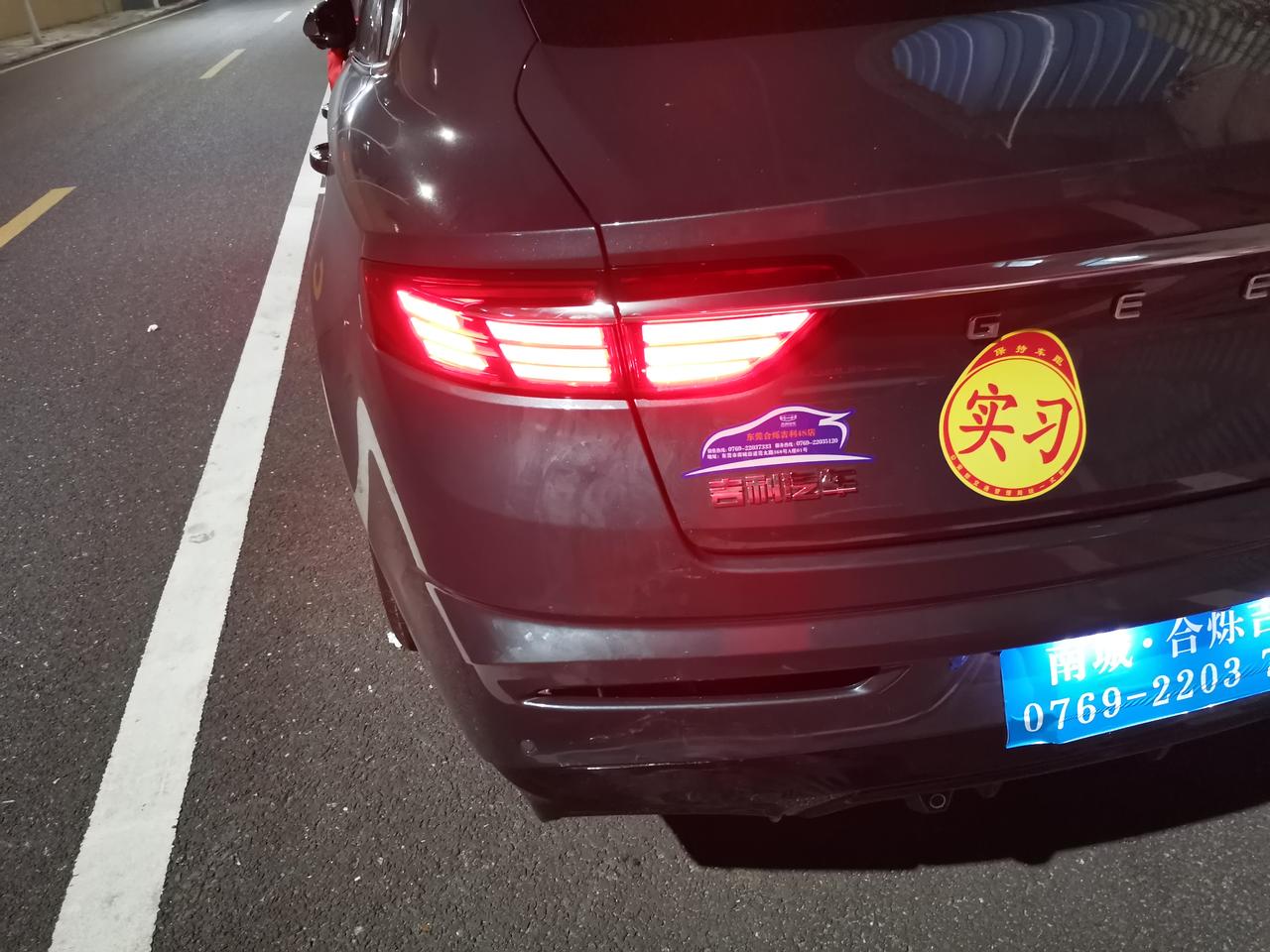 吉利星瑞 兄弟们，新买的车不到半个月。倒车撞树上了把后雾灯撞进去了，固定雾灯的塑料件撞断了。请问一下这个需要换整个保险杠
