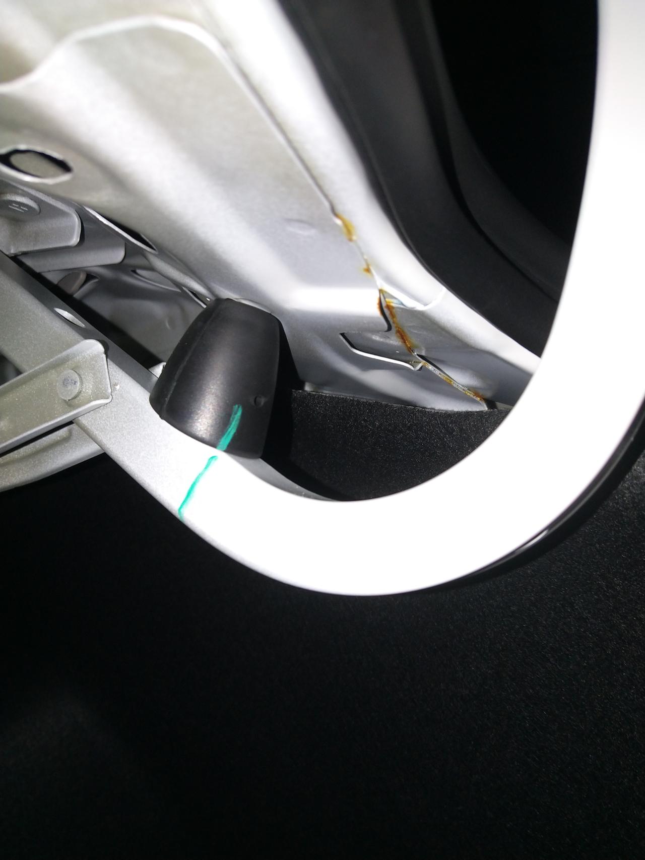 买四代帝豪水墨白旗舰版的车主们，你们车后备箱上锈了吗？我买的还没到一年都上锈了，也不知道是什么原因，请问你们车上锈了吗，