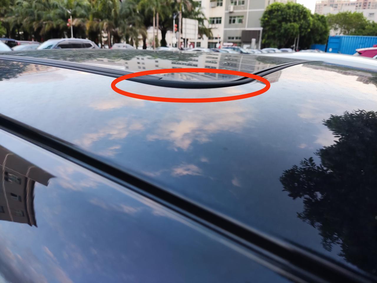 雪佛兰迈锐宝XL 车友们，你们的天窗有这个问题吗？突然发现这个脚的胶条起来了