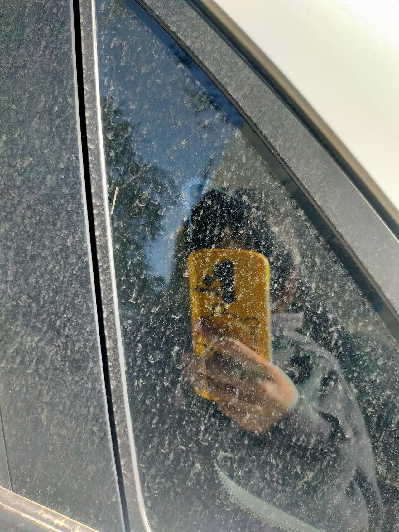 吉利帝豪 我车咋那么爱脏，洗了两天，下了一场雨就脏的不成样子了！全是土，灰头土脸的，打开后备箱还掉渣渣(﹁\