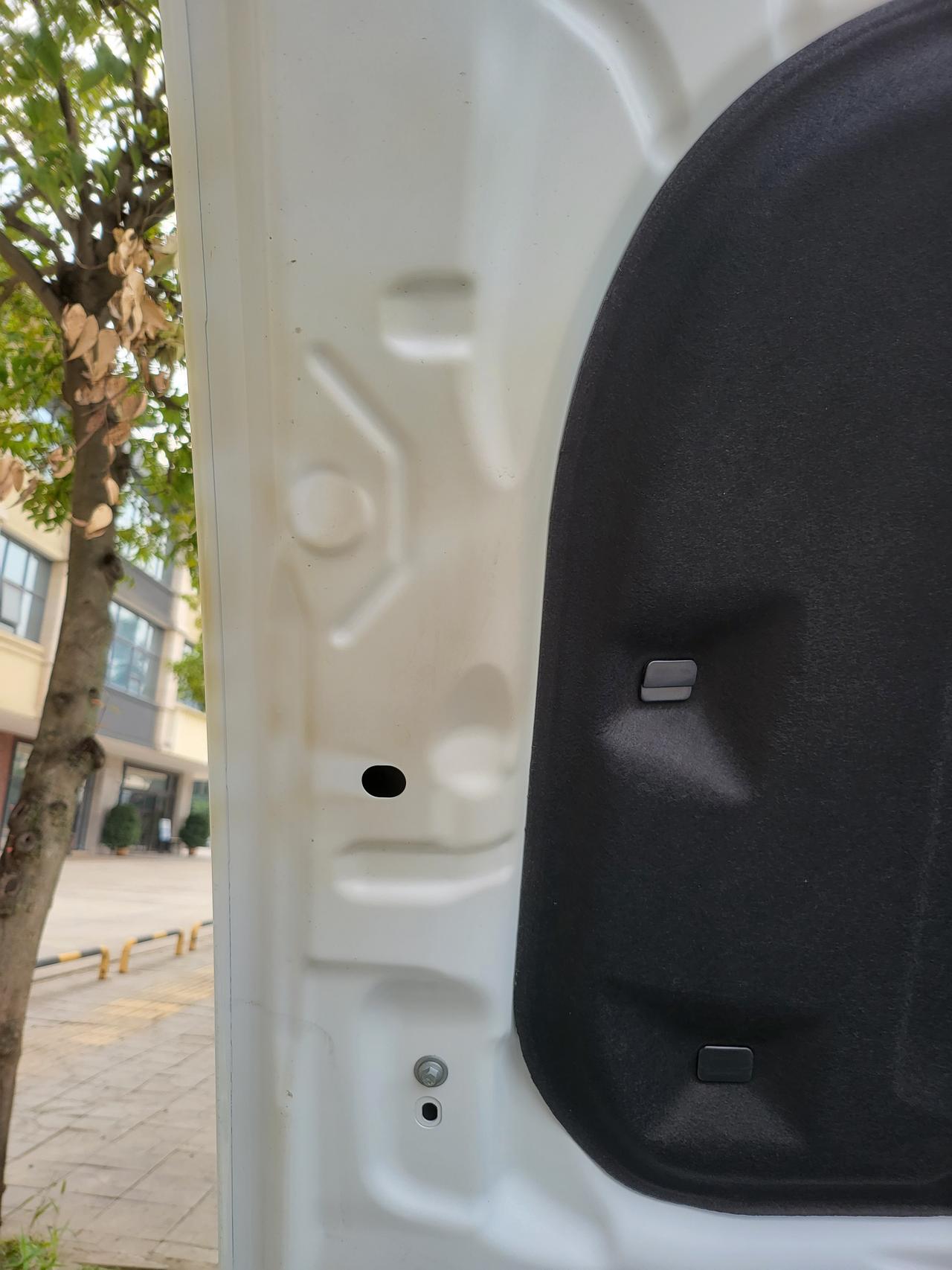 沃尔沃S60 发动机机舱内高温，都熏黄了正常吗？