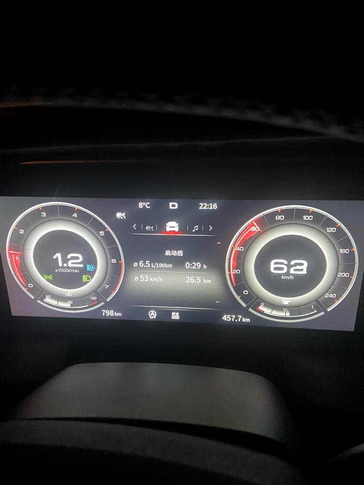 红旗HS5 晚上五环不堵车踩一踩就这样了