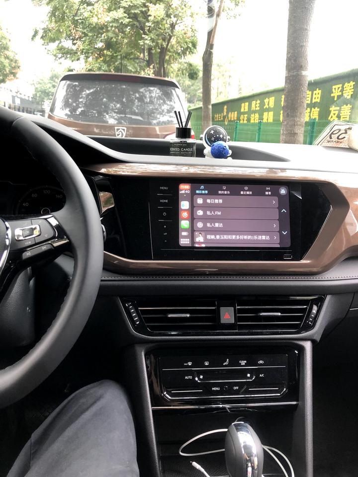 大众途岳 刚提的新车，中控屏幕有时候卡顿 连接carplay 听歌和地图 用一下 就卡顿 没反应，你们也是这样吗
