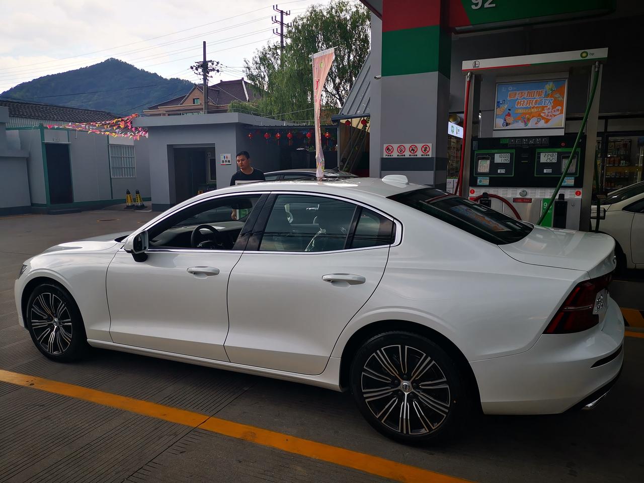 沃尔沃S60 22款S60智远，开自动驻车等红绿灯，红灯结束后踩油门车辆没反应。重启后问题解决，新车才开600km，就遇