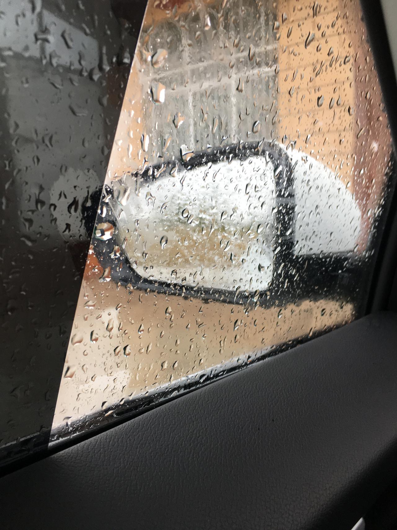 吉利帝豪 各位车友们，下雨天车门玻璃上的水怎么弄掉，看不清后视镜