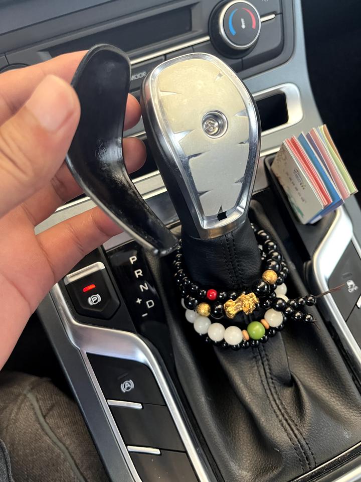 吉利帝豪 我就想知道这个掉了能用502粘吗