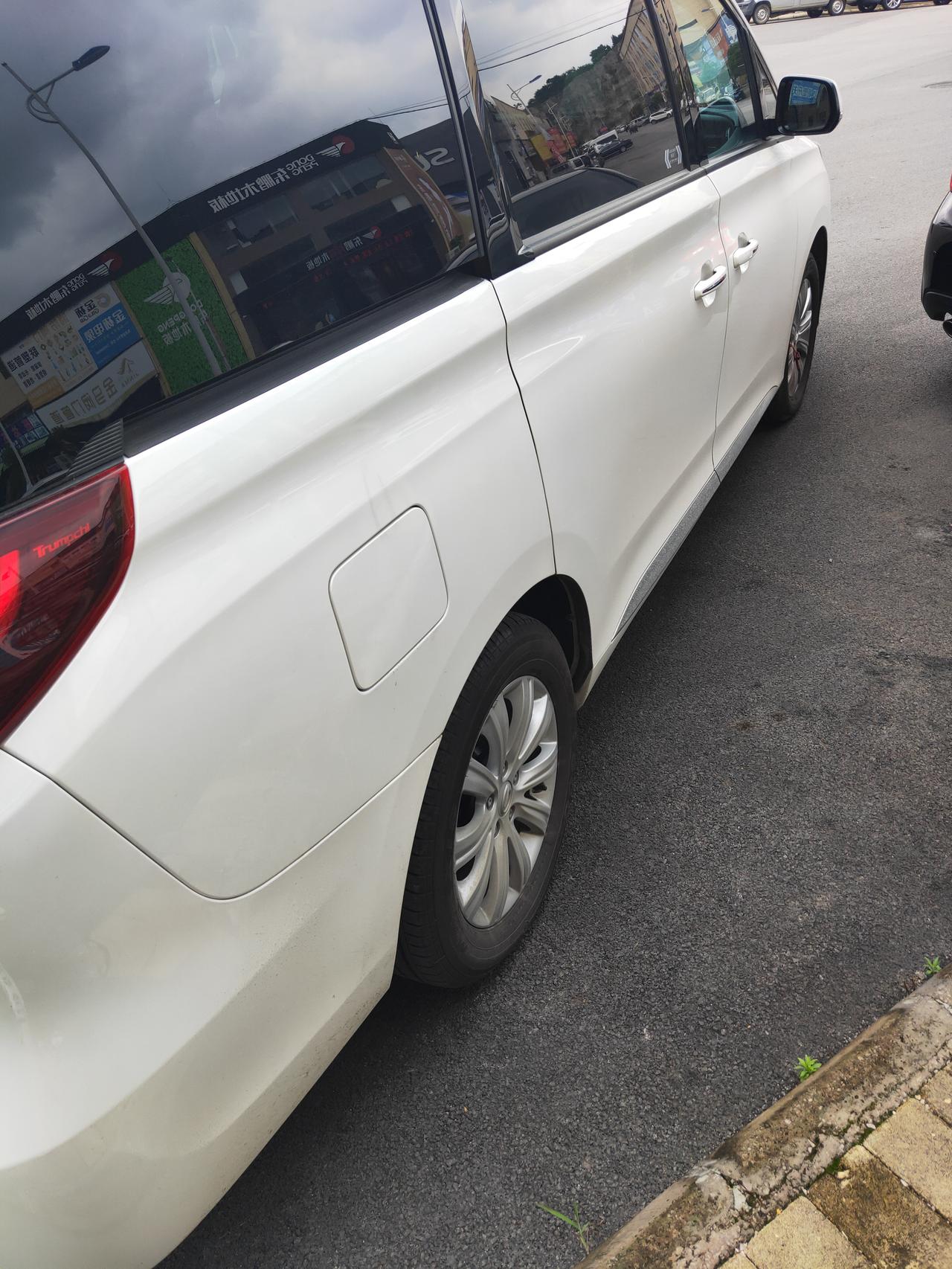 广汽传祺传祺M8 2019年6月提的车  现在四个轮毂都生锈 左后轮比较多一点 其他几个轮子没多少 这正常吗？