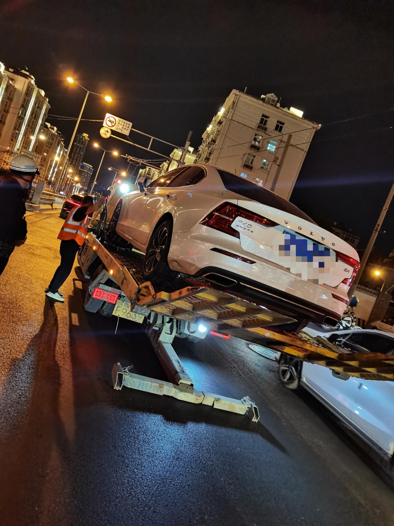 沃尔沃S60 今年1月份买的新车，到5月7号行驶了3800km，5月7号下午五点在车流量大的市中心，起步大概走了15米到