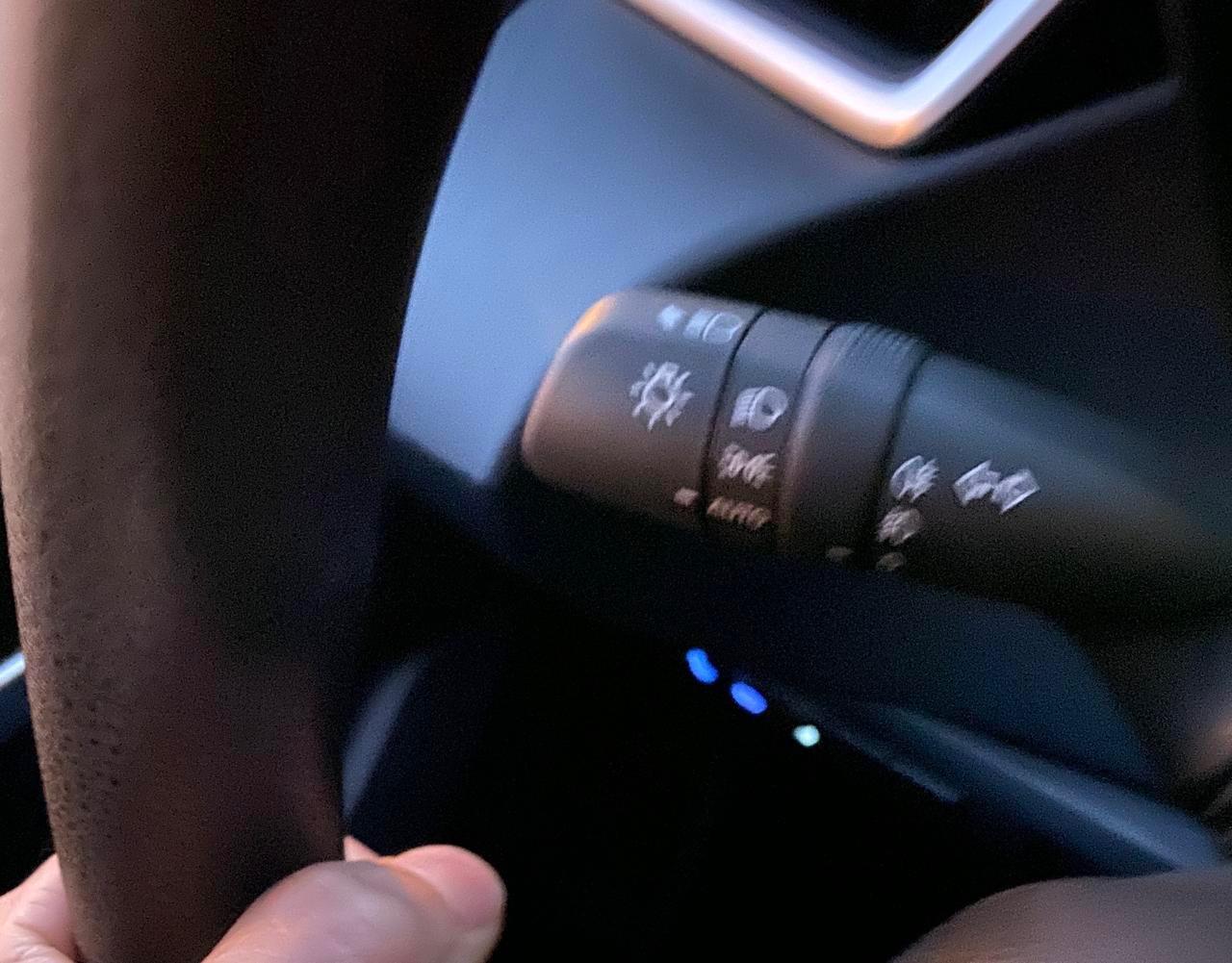 丰田卡罗拉 中间的AUTO、示宽灯和近光灯那一圈儿可不可以扭动旋转？照片没拍清楚，就是灯光操作杆中间那个圈儿，我的拧不动