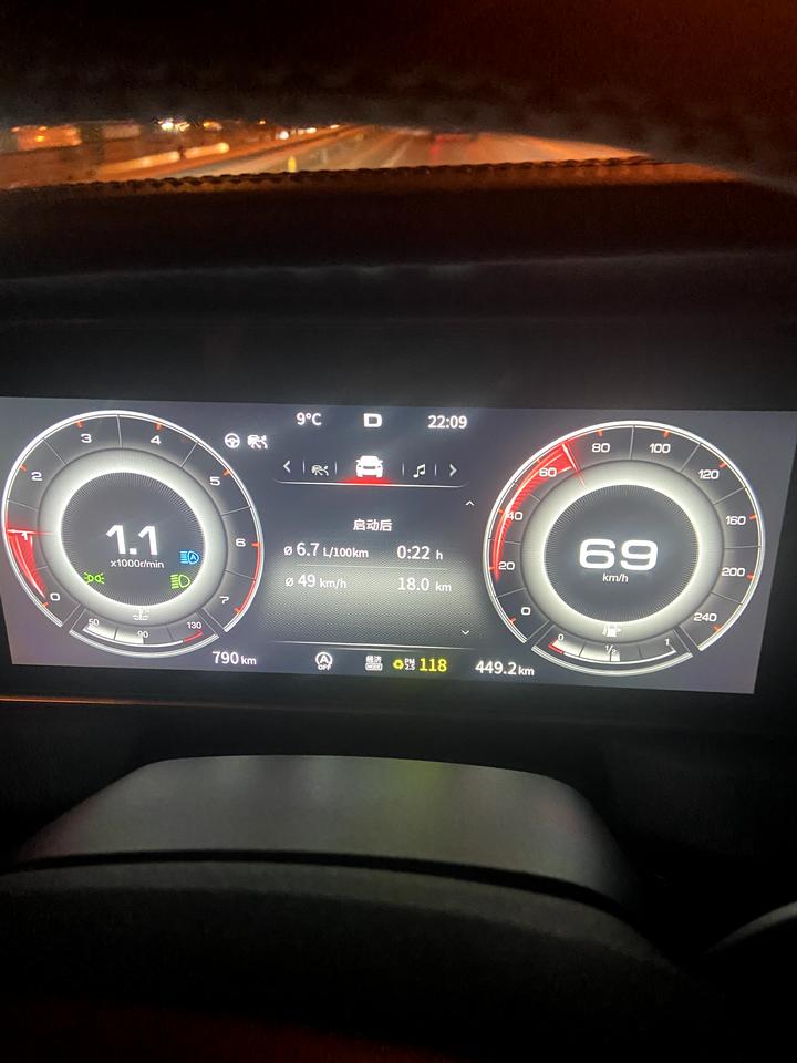 红旗HS5 晚上五环不堵车踩一踩就这样了