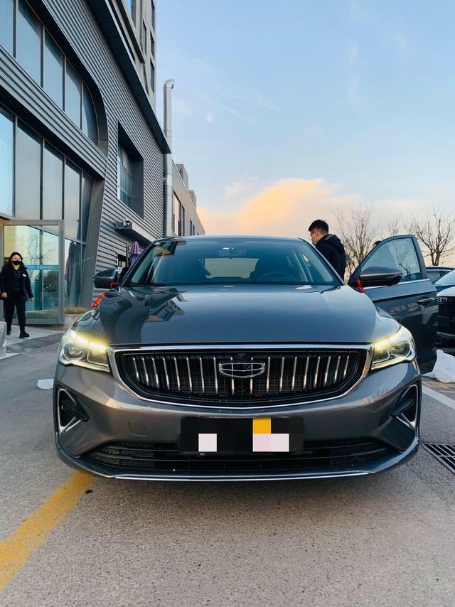 请问各位4代帝豪的车友们，是不是车内按键都没有背光灯的？例如玻璃升降开关，档位等