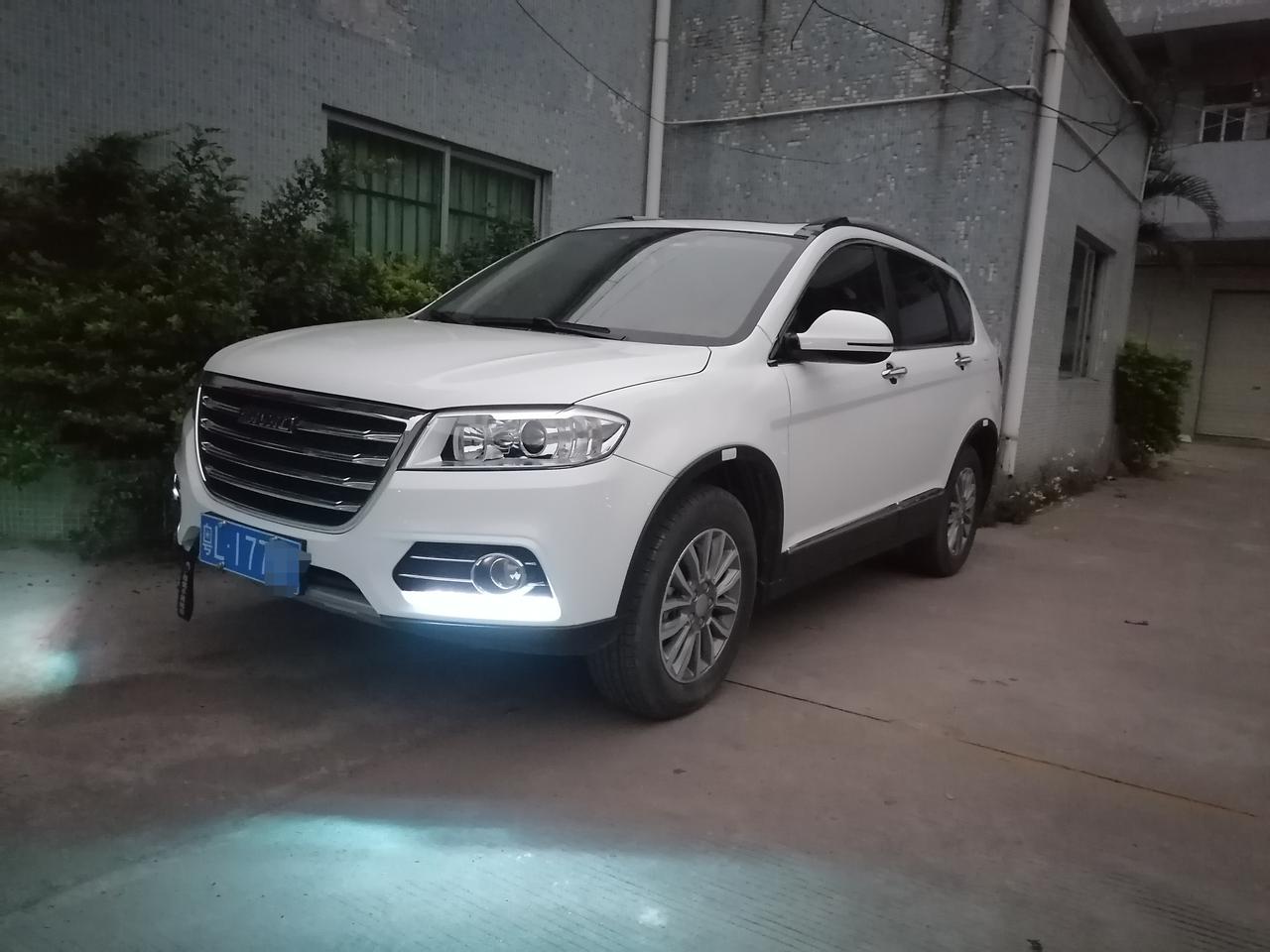 哈弗H6 提车八个月了，车子还有 内饰的味道蛮大的！放香水，放香片，味道只能持续四五天就没用了！说说你们用什么方法解决的