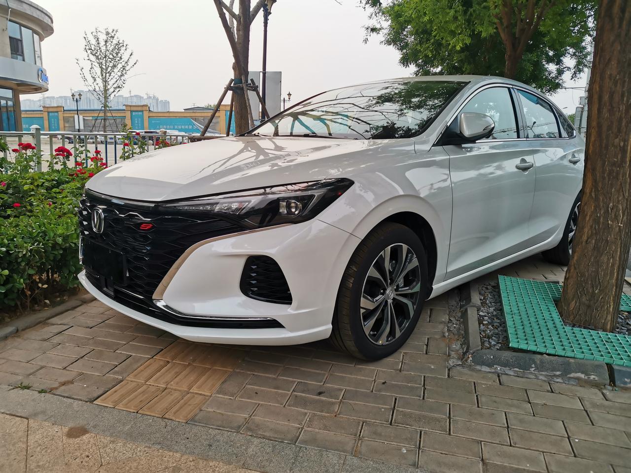 车型：长安逸动旗舰版裸车价：优惠最低1w保险：4500购置税：大约8000上牌：1000全款找ssss