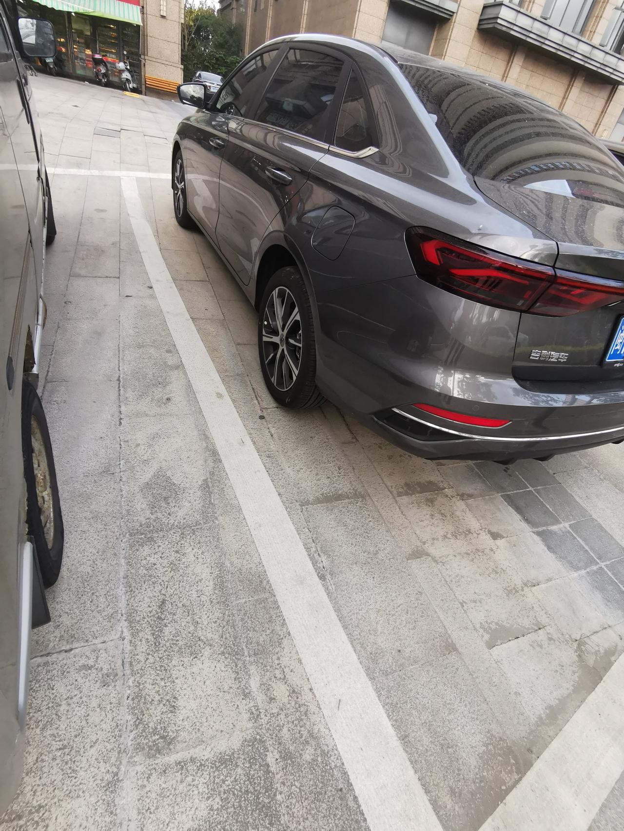 吉利帝豪 为什么感觉上坡辅助都没起作用，这种小斜坡每次一松刹车就会有后溜的感觉，要马上踩油门