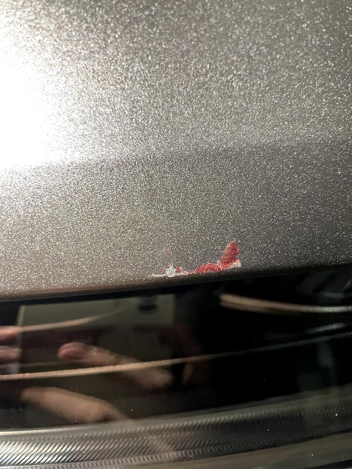 沃尔沃S60 别的车的车漆怎么去除？洗车时才发现被人蹭了这个奇怪的位置，也不知道多久了，打算自己补补，这红漆怎么去掉？