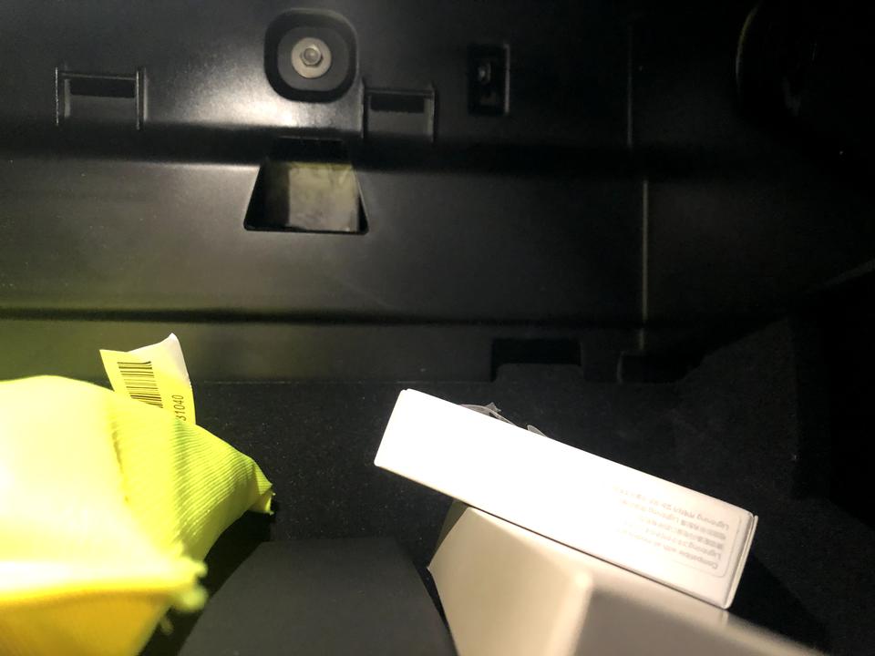 沃尔沃S60 22款 s60手套箱为啥有两个不小的洞没盖住….在左侧壁顶上和内侧壁….感觉小物件有肯能掉进去 大家都是这