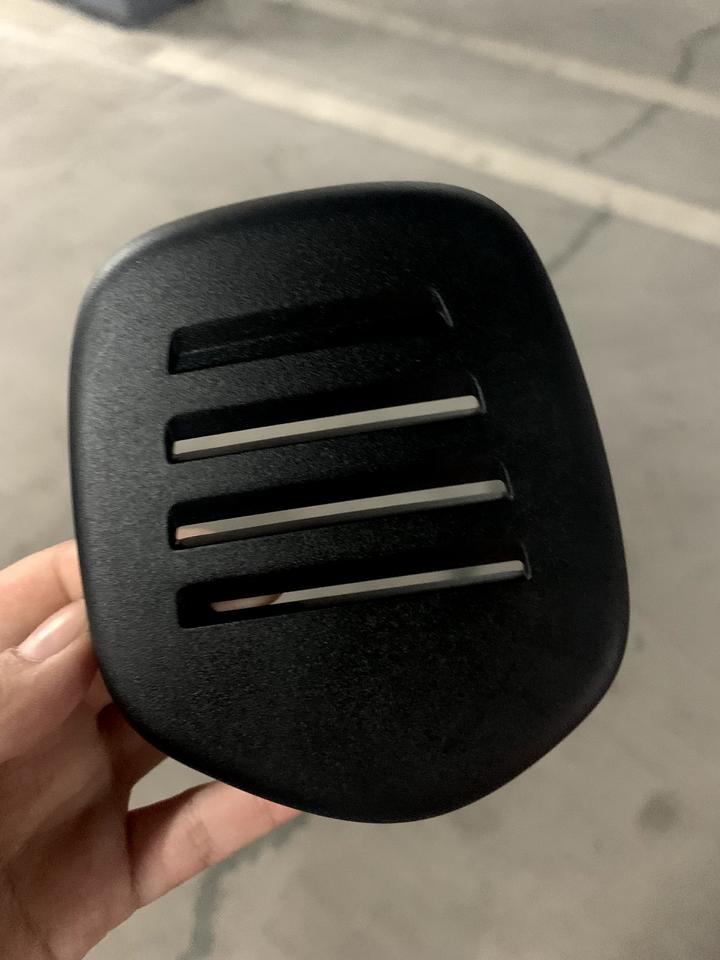 沃尔沃S60 友友们，请帮忙看一下这个是啥？应该装在哪里？在车里发现的