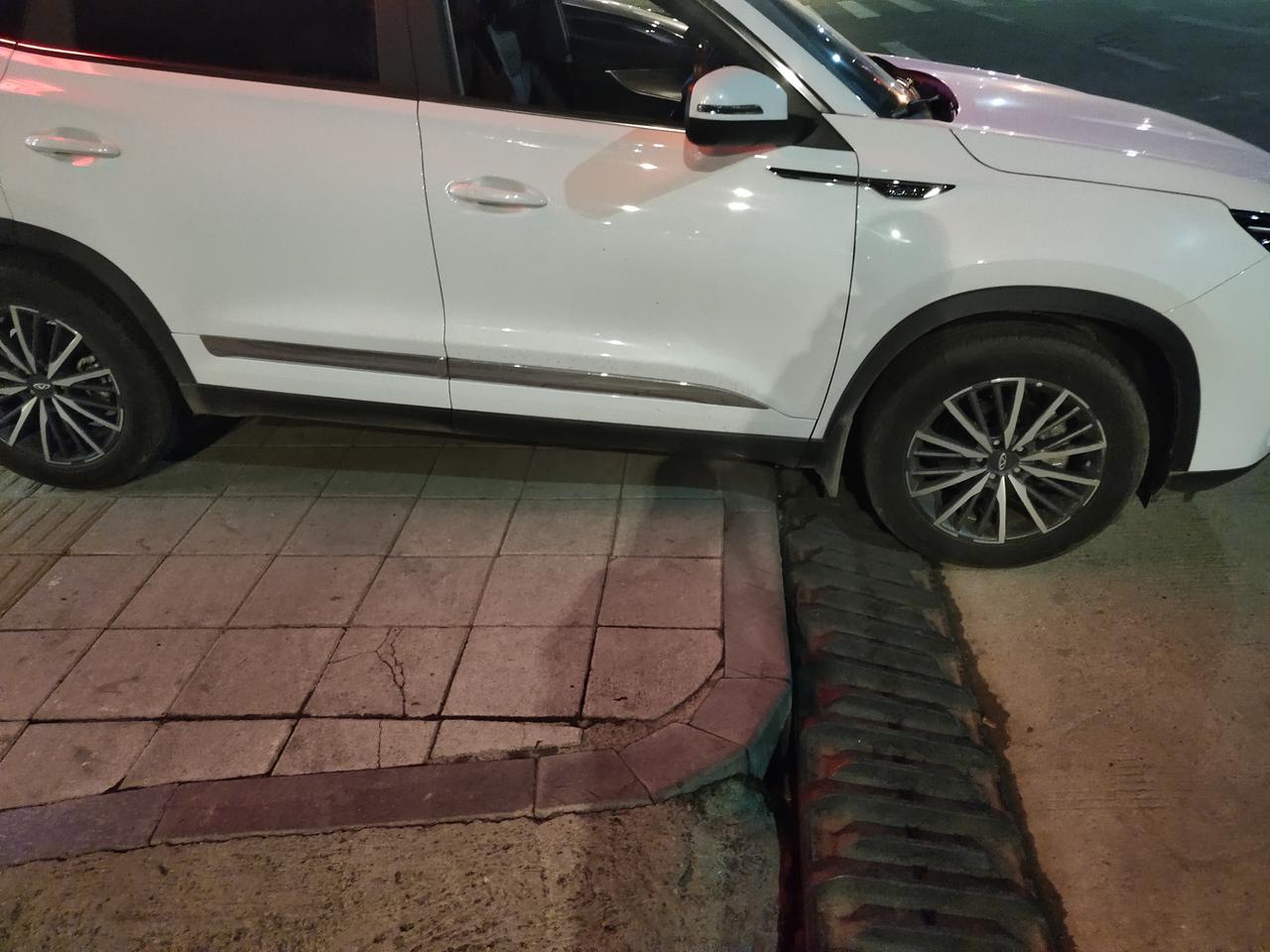 奇瑞瑞虎8 PLUS 去补胎，倒车一下没上去然后车子往前走了会影响变速箱吗？