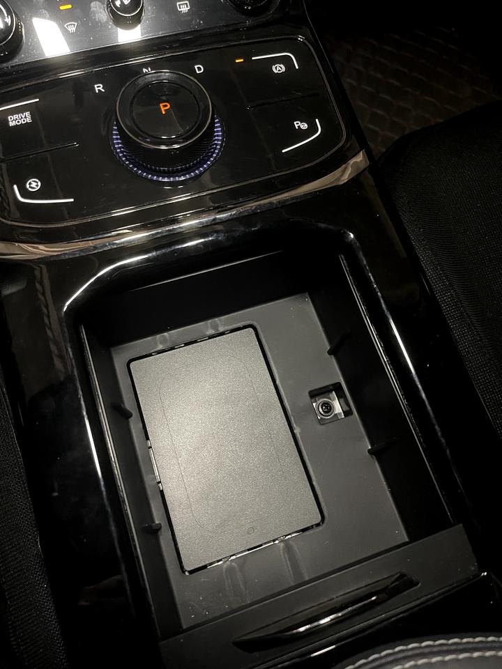 哪吒U手机无线充电无法正常使用的原因找到了。就是橡胶垫太厚。不知道有多少朋友像我这样手机无线充电根本无法正常使用。水果机