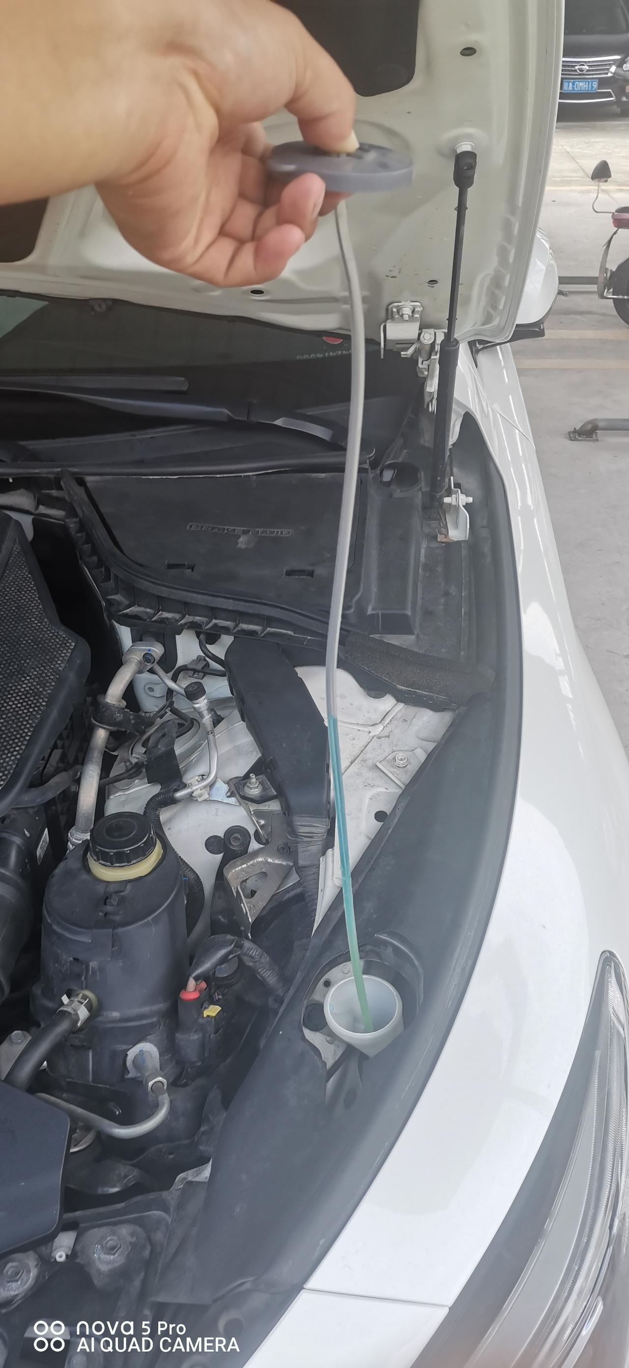 英菲尼迪Q50L 漏玻璃水前几天玻璃水喷射没什么力气，然后以为没水了，加了玻璃水之后开始漏，从底板下面。什么原因，有类似