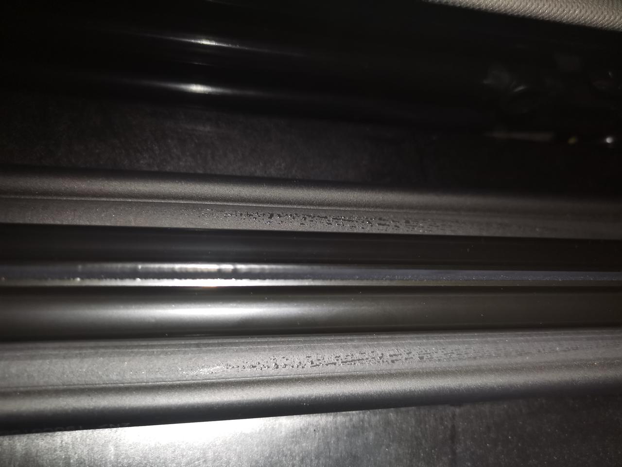 福特锐界 昨天去贴玻璃膜，回家的路上下雨了。停到车库里正准备上楼，想到下雨了正好看看天窗密封条怎么样，提车不到一周。手机