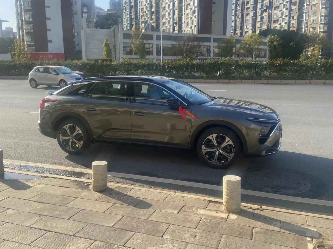 雪铁龙凡尔赛C5 X 凡尔赛车主，走石子路面，轮胎带起石子打在轮眉内侧，车内声音很大，怎么破