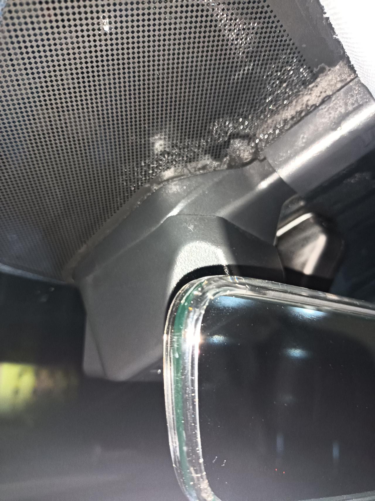 奇瑞瑞虎8 PLUS 兄弟们 说的虎8PLUS有这种情况 在外面放一晚上 上车时 挡风玻璃路面有水滴 还有水流动过的痕迹