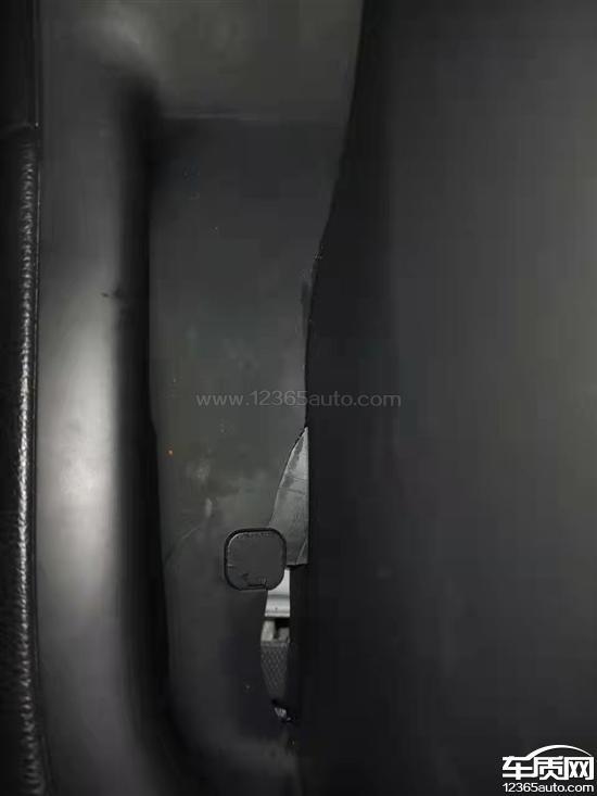 18款现代ix35车主    想请问一下各位车友有门内饰把手那里螺丝边缘熟料件开裂问题那？