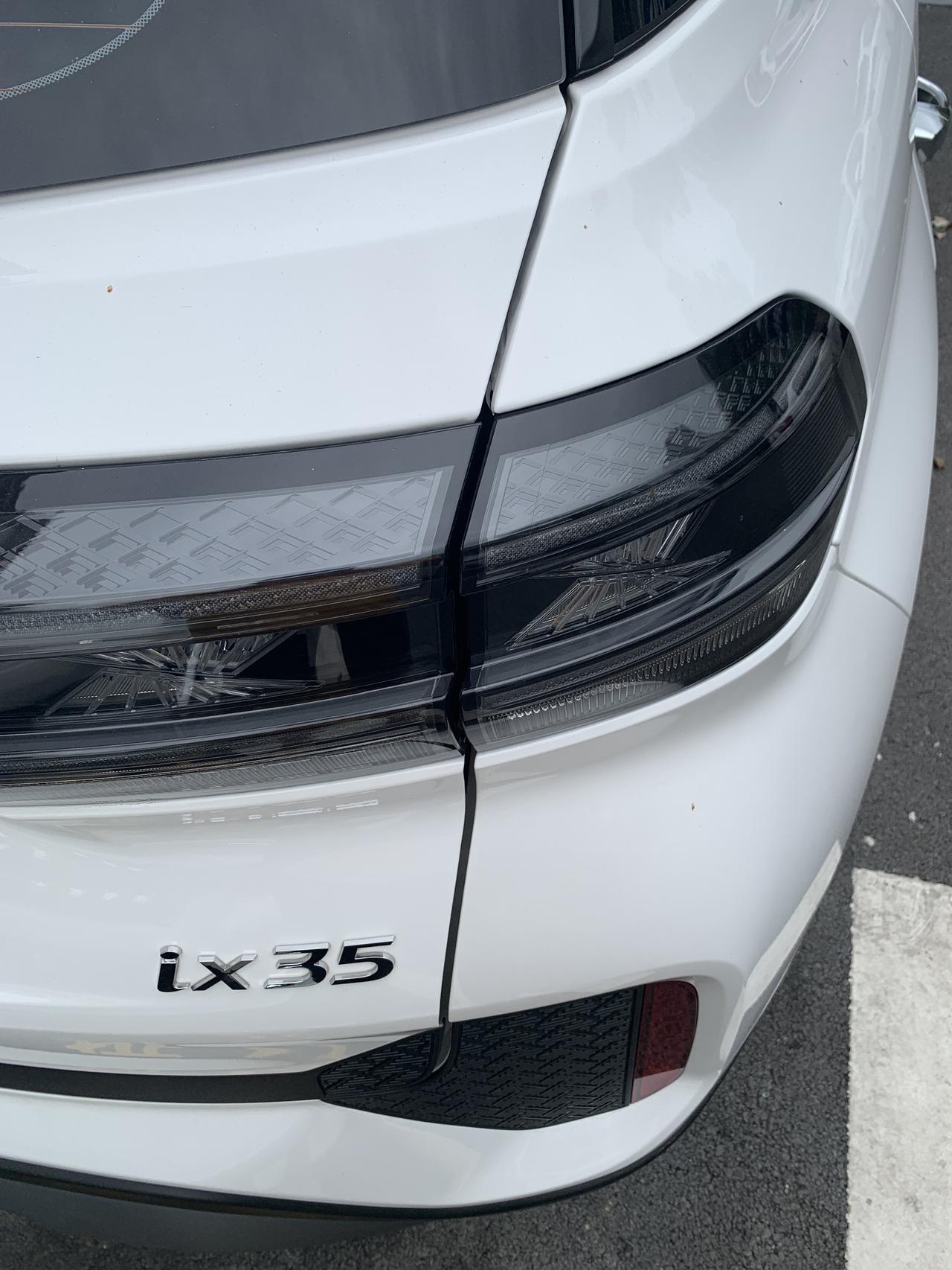 现代ix35 车尾两边的缝隙，怎么一大一小，今天才发现，能调吗？