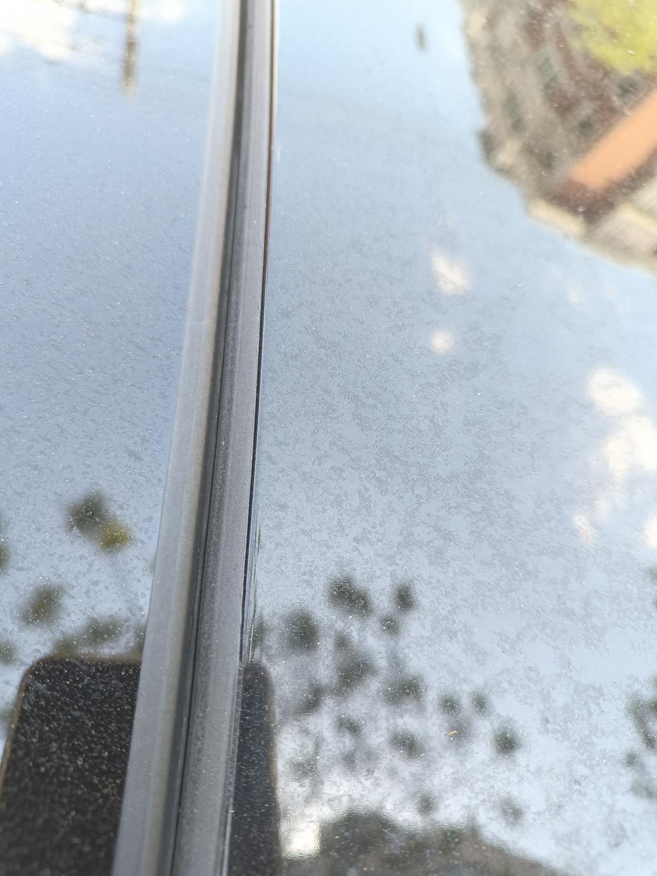 我是锐界plus二豪款，我发现天窗前半部分的缝隙和其它车型比，比较大，这是问题吗？下雨天会漏雨吗？