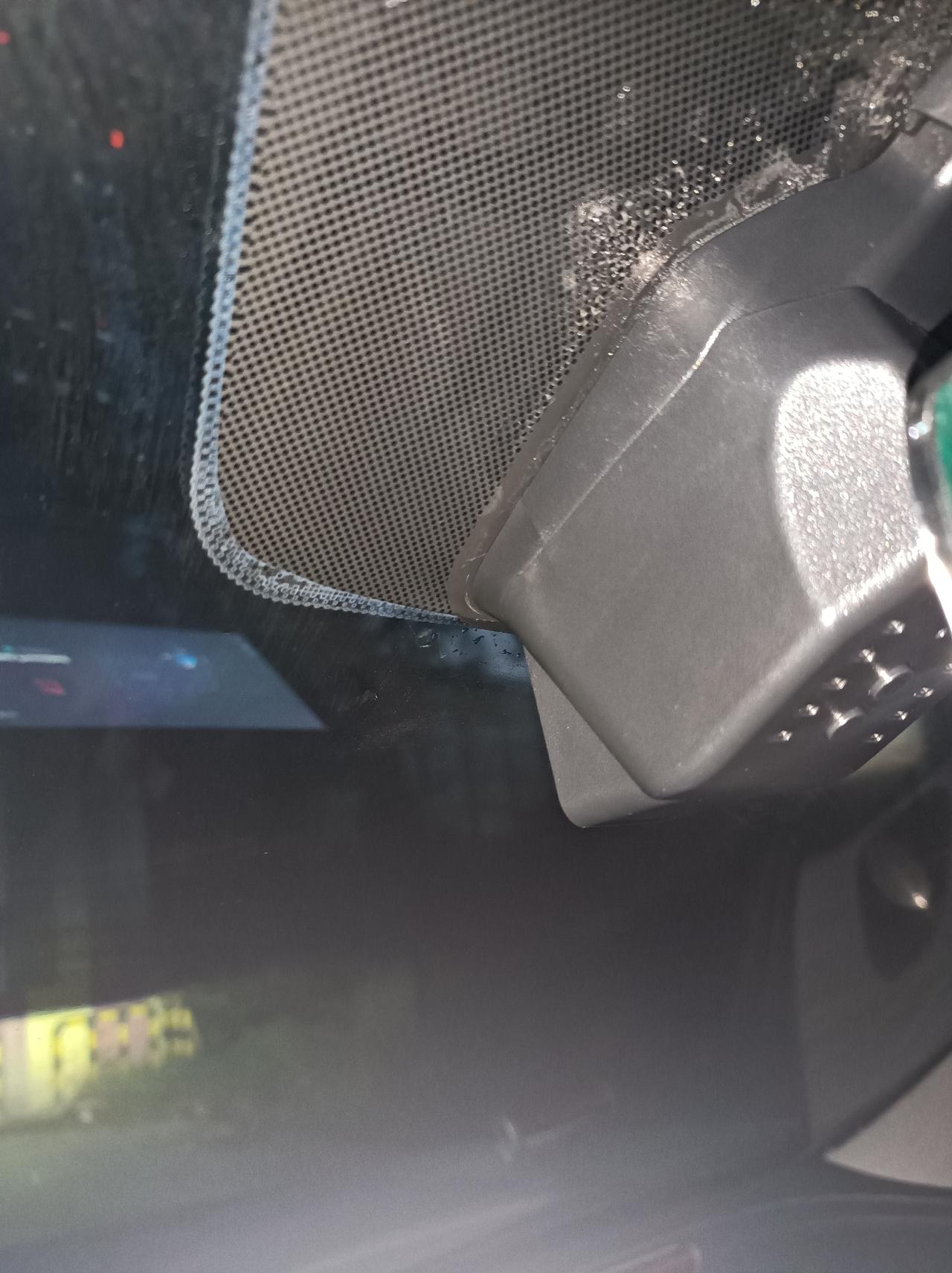奇瑞瑞虎8 PLUS 兄弟们 说的虎8PLUS有这种情况 在外面放一晚上 上车时 挡风玻璃路面有水滴 还有水流动过的痕迹