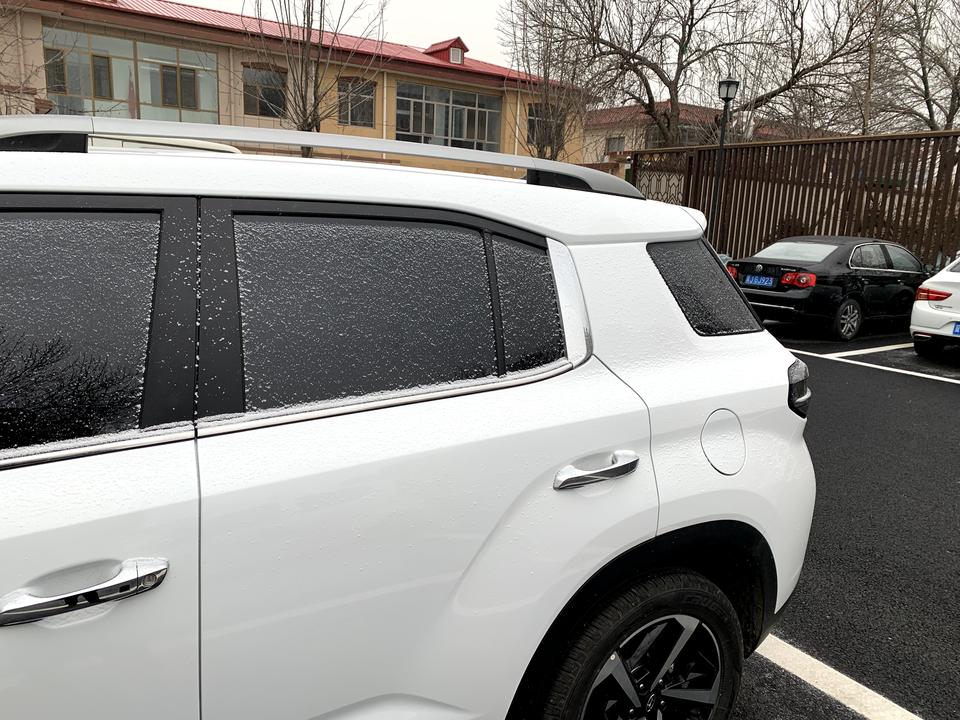 现代ix35 用车3个月了，没有任何毛病，我只想说这个价位合资车论性价比和热度真的没有比得过它的。只不过这个价位严重威胁