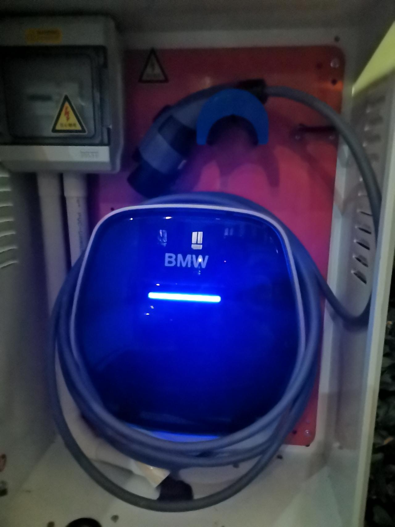 宝马5系PHEV 请问车友们，我买的是530 Le，充电桩刚好安装不久，第一次充电完毕后，充电桩显示屏是黑的，第二次充电