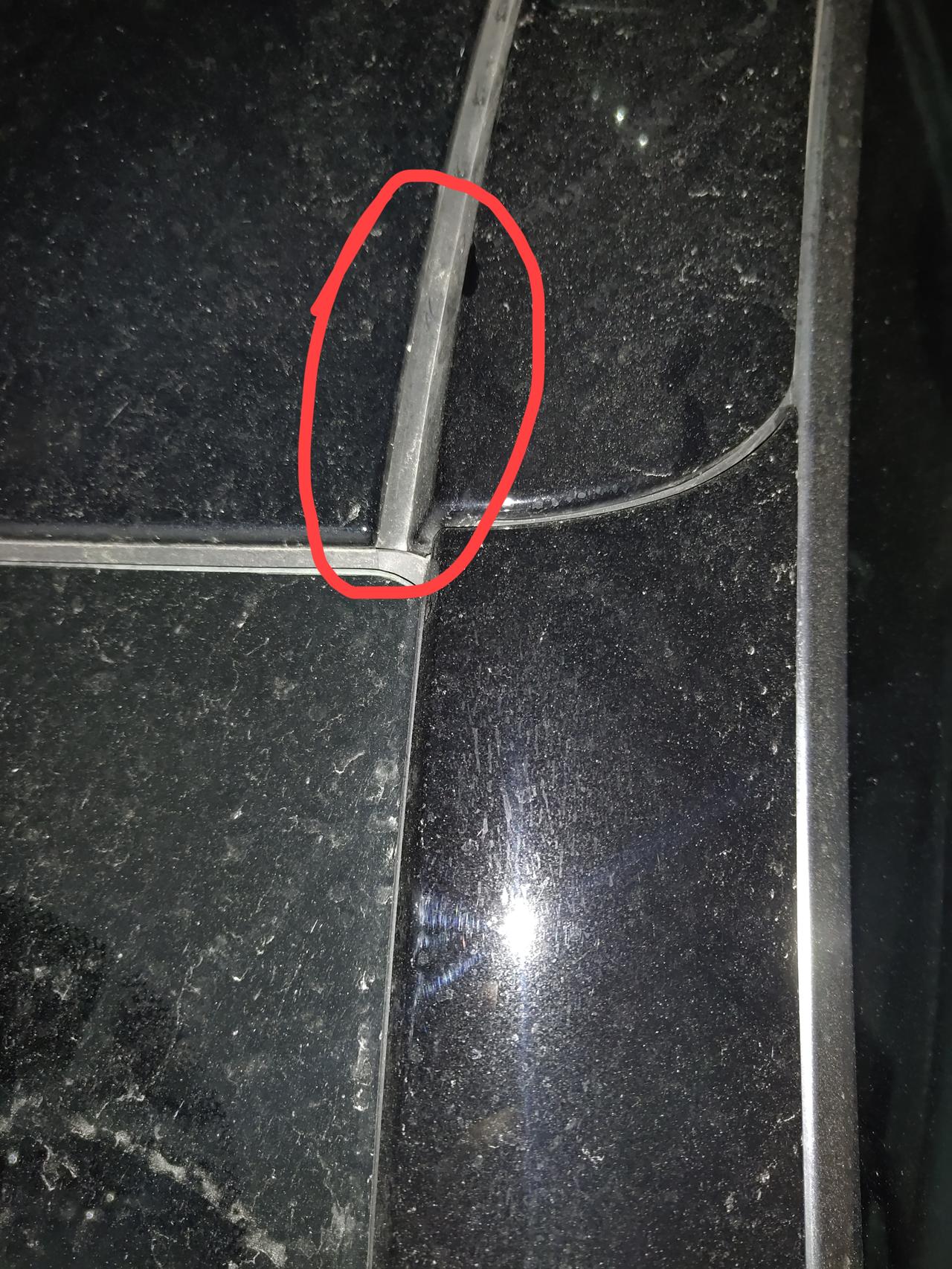 雪铁龙凡尔赛C5 X 问一下圈内的大神，车门上的车顶侧边和车顶天窗连接处的那个软胶条，也不知道是不是软胶条，这个时间长了
