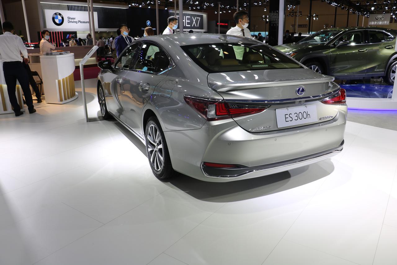 宝马5系PHEV 我家老头子今年60了，考虑换车，在宝马530E和雷克萨斯ES300豪华之间纠结了1个月了，该怎么选？大