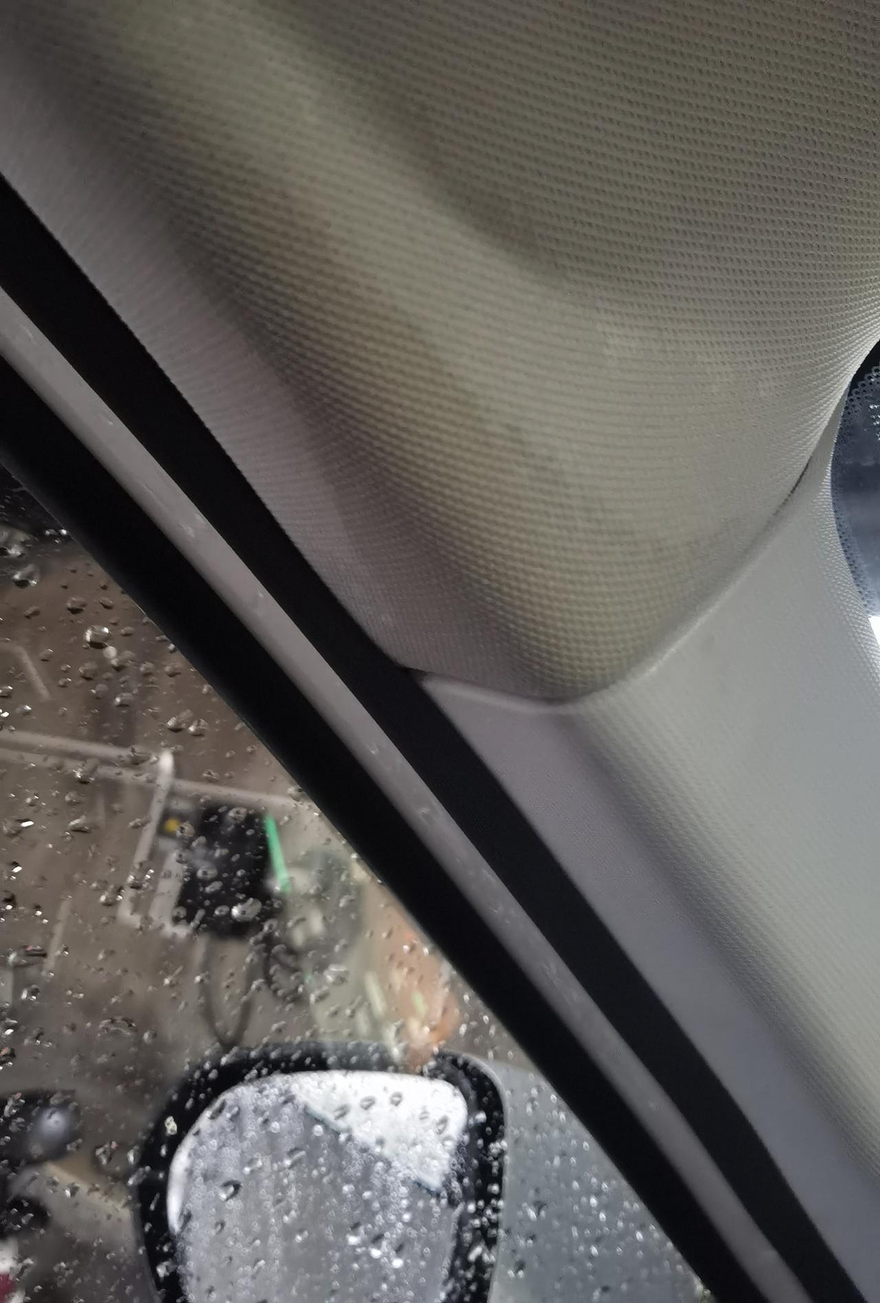 车型哪吒Upro610探火版，今年3月3日提车，目前2200公里，今天天气下雨，车内A柱饰板在滴水，是什么故障？
