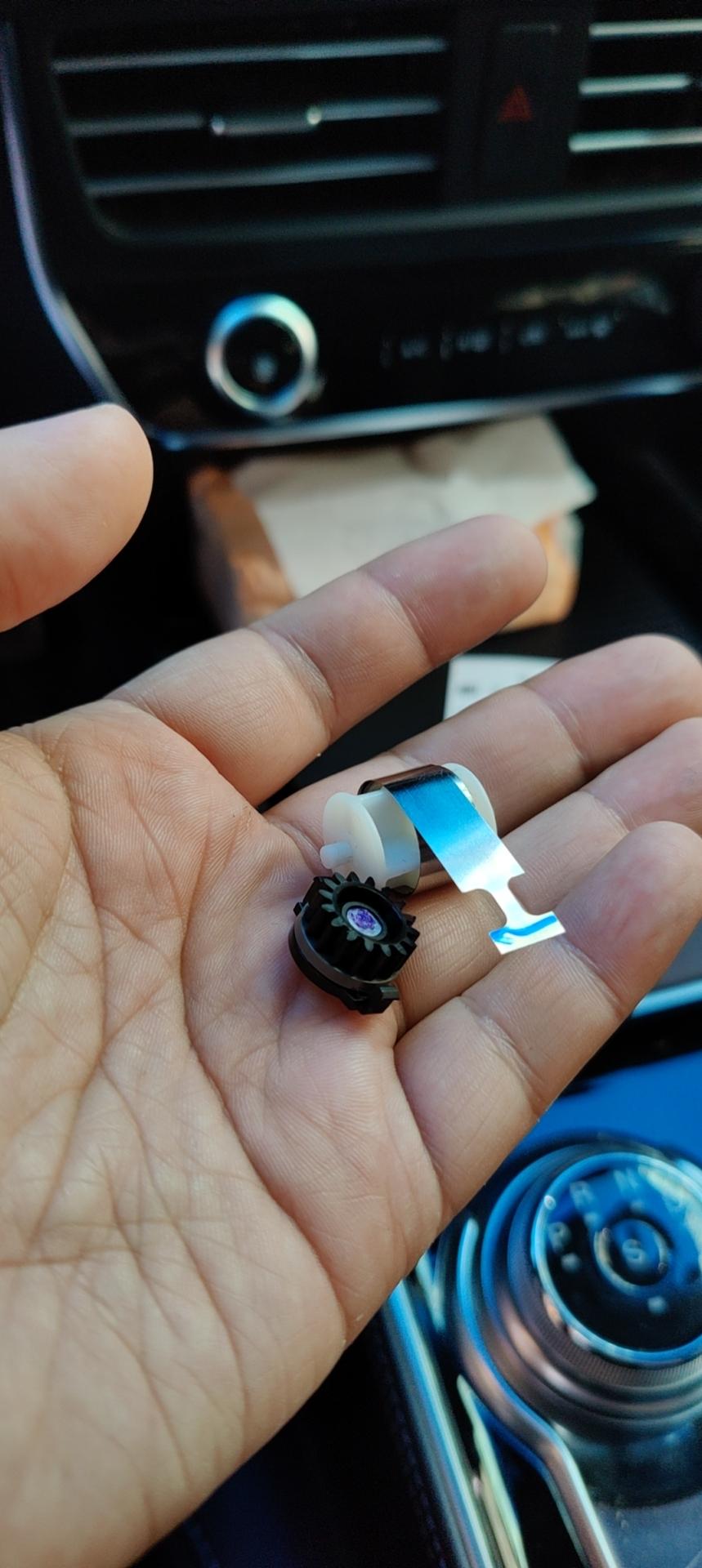 福特锐界 这个小抽屉拽下来了，有高手指点一下怎么装回去吗？万分感谢！！！