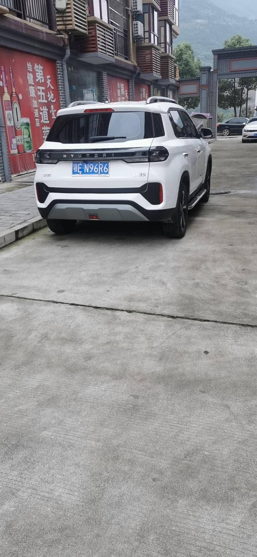 现代ix35 家人们    我是上个月买的      整体都挺好   就是后面老是有异响      然后过坑洼路面的时候