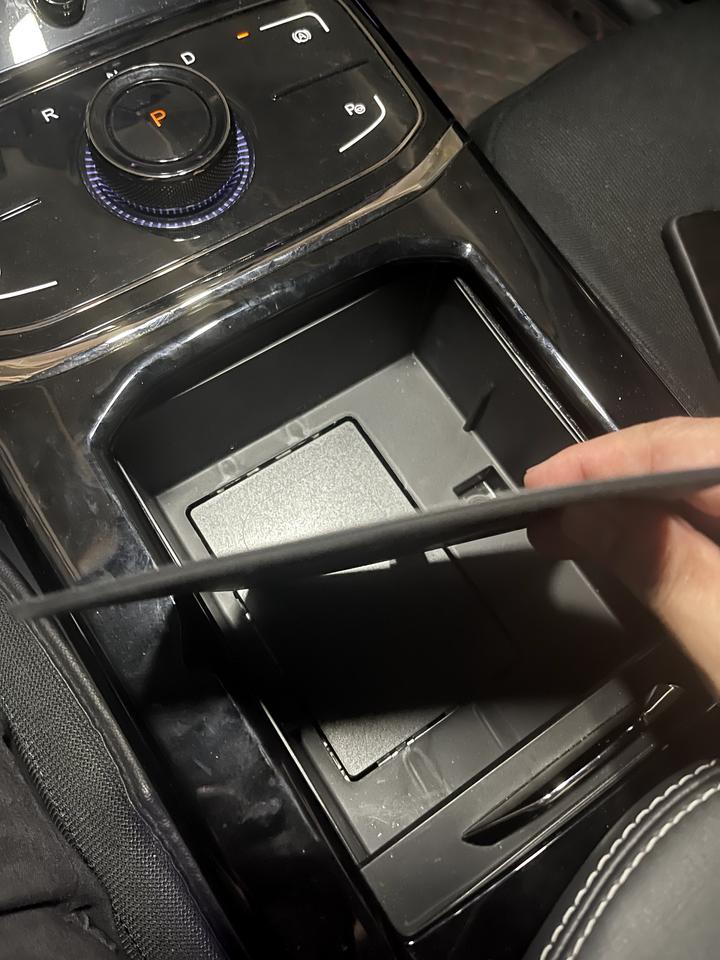 哪吒U手机无线充电无法正常使用的原因找到了。就是橡胶垫太厚。不知道有多少朋友像我这样手机无线充电根本无法正常使用。水果机