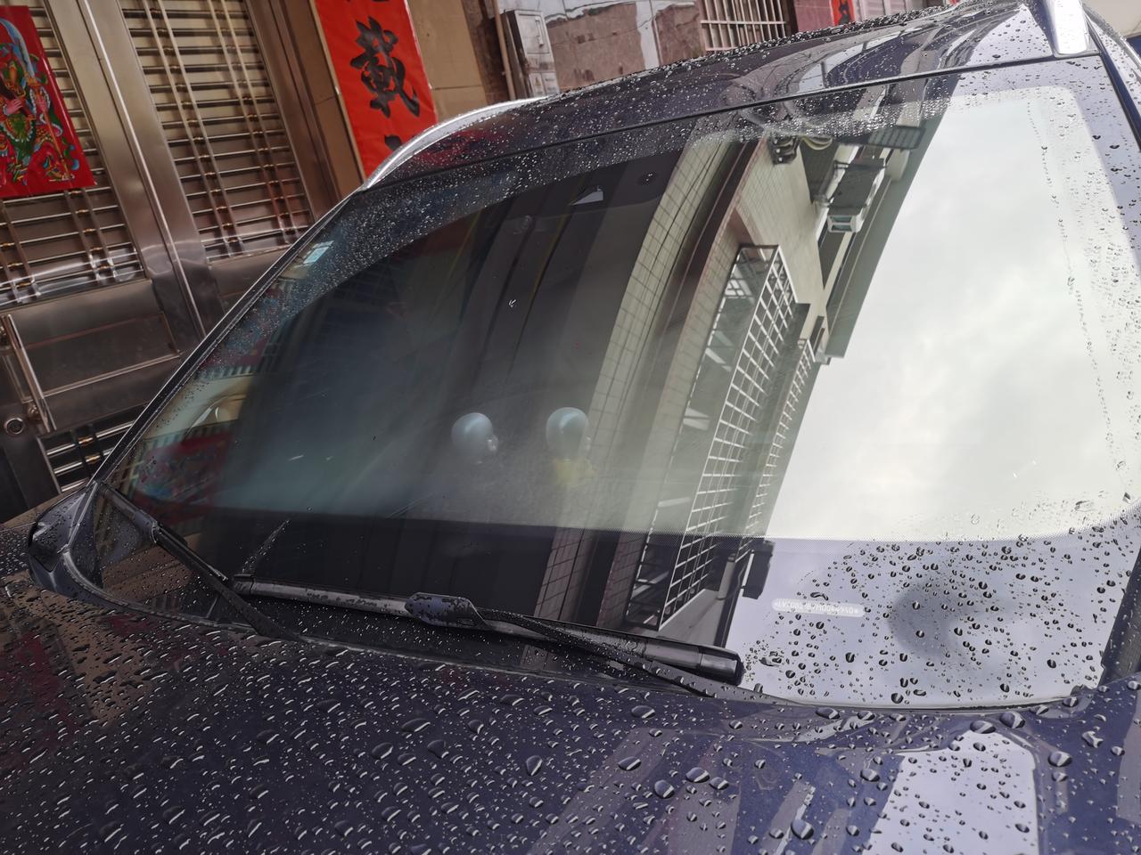 奇瑞瑞虎8 PLUS 下雨天前挡风玻璃外面起雾，之前没有的，现在不知道怎么搞?求救大神帮忙看看，怎么弄的！