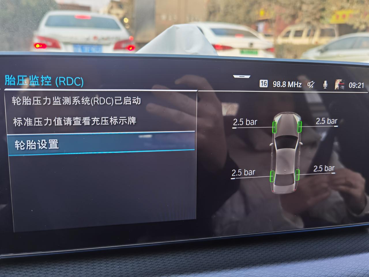 宝马5系PHEV 轮胎问题，你们胎压一般打到多少？我看指导胎压是前2.7后3。但是我提车出来胎压都是2.5。要去打到标准