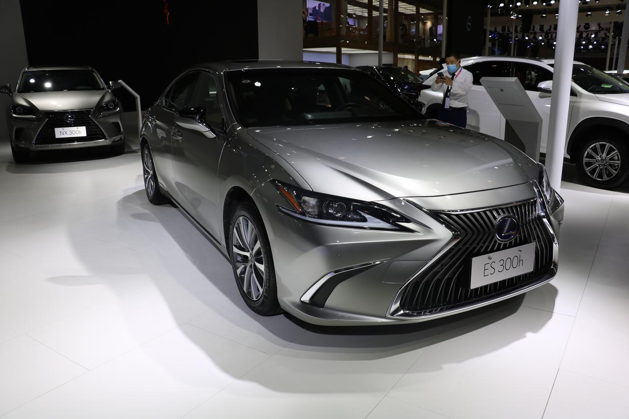宝马5系PHEV 我家老头子今年60了，考虑换车，在宝马530E和雷克萨斯ES300豪华之间纠结了1个月了，该怎么选？大