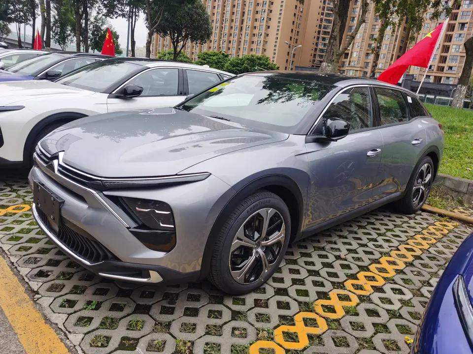 雪铁龙凡尔赛C5 X 为什么正常提问被秒删，再发一次我在小程序里看凡尔赛要订购黑顶的话必须要和行李架一起订，但我又不想要