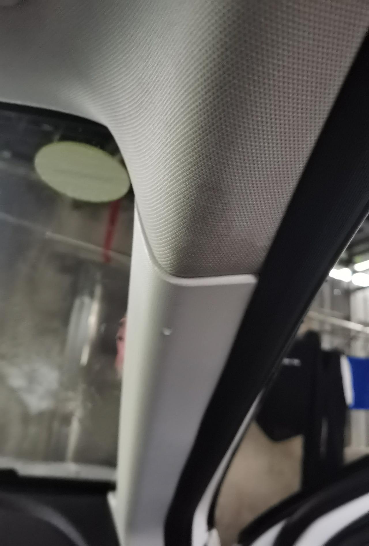 车型哪吒Upro610探火版，今年3月3日提车，目前2200公里，今天天气下雨，车内A柱饰板在滴水，是什么故障？