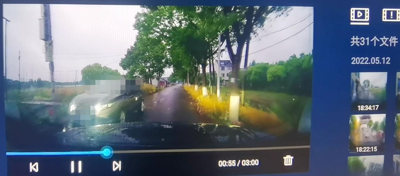 奇瑞瑞虎8 PLUS 水泥路会车时有被撞过后视镜吗？我今天就被碰了后视镜，我离路肩大概有10来厘米吧，对方车辆离路肩有2