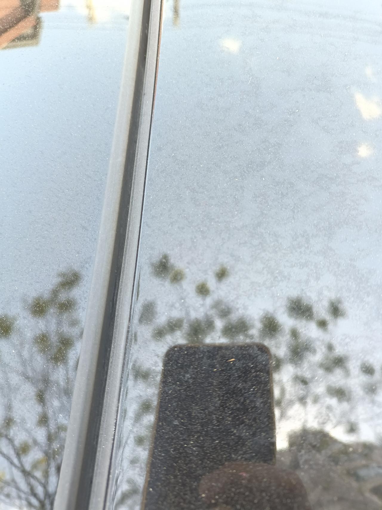 我是锐界plus二豪款，我发现天窗前半部分的缝隙和其它车型比，比较大，这是问题吗？下雨天会漏雨吗？