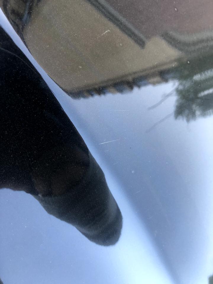 现代ix35 真的很烦 车停在地下车库 总是有这种小划痕 停一周时间没去看 上次侧身右边车头地方有就算了 现在发动机盖上