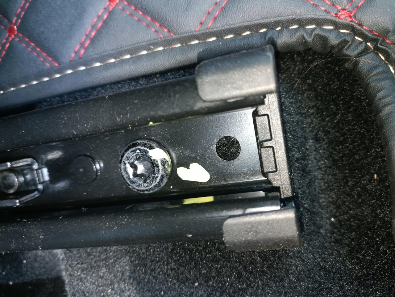 哈弗赤兔 刚买的车这样是不是座椅被动过？