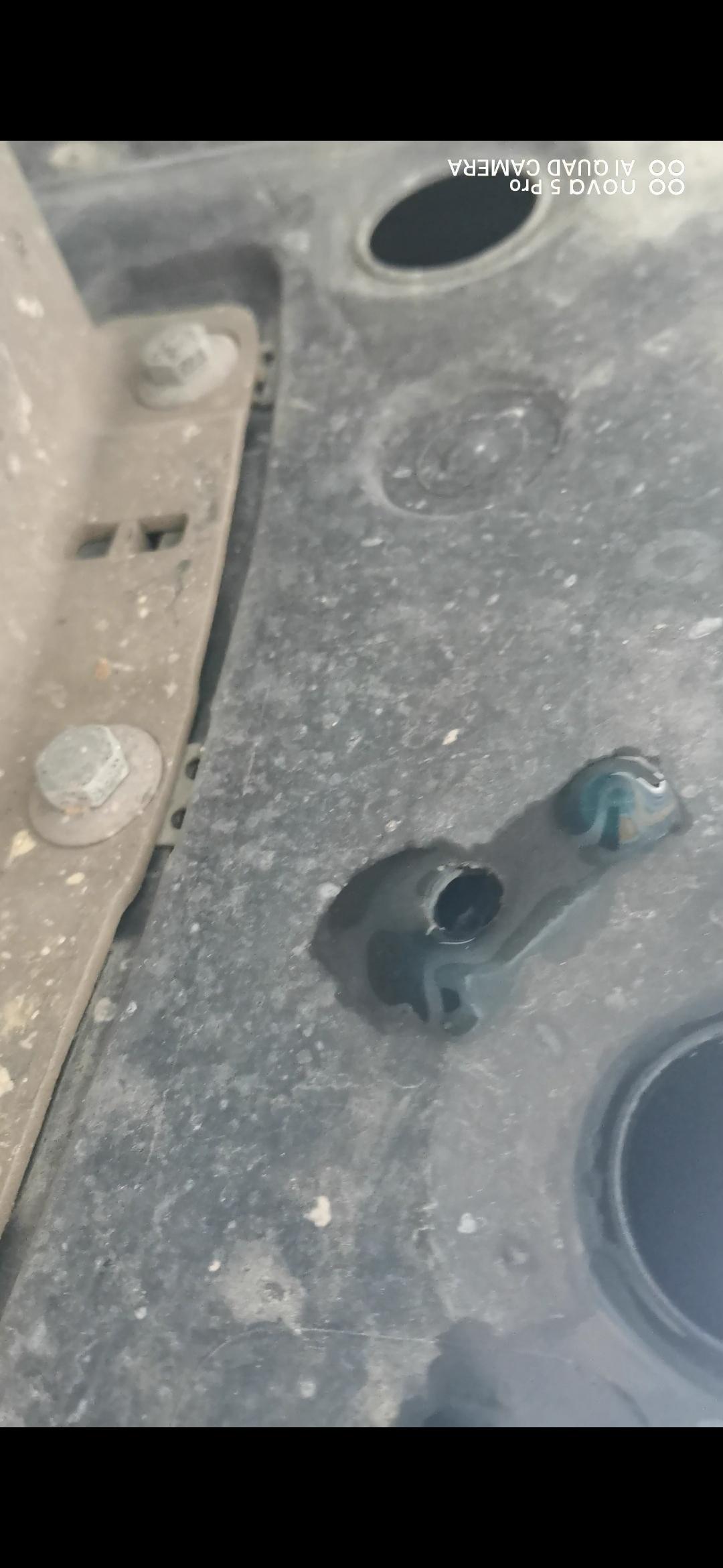 英菲尼迪Q50L 漏玻璃水前几天玻璃水喷射没什么力气，然后以为没水了，加了玻璃水之后开始漏，从底板下面。什么原因，有类似