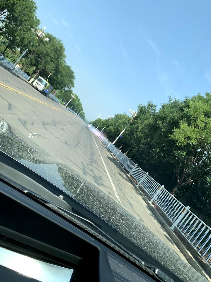 星途揽月 大家有没有遇到抬头显示有这种光斑的情况，在背着太阳光下